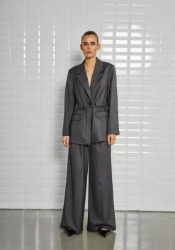 DAMES WITH BLACK BLAZER