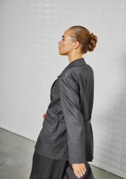 DAMES WITH BLACK BLAZER