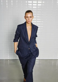 DAMES WITH BLACK BLAZER