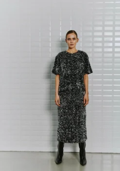 DAMES WITH BLACK BLOUSE