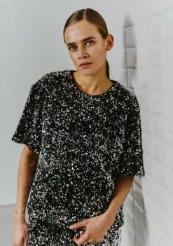 DAMES WITH BLACK BLOUSE