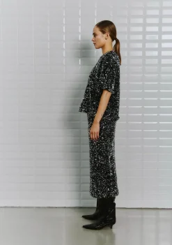 DAMES WITH BLACK BLOUSE