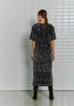 DAMES WITH BLACK BLOUSE