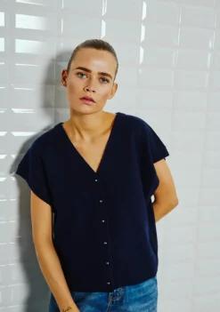 DAMES WITH BLACK GILET