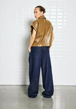 DAMES WITH BLACK GILET