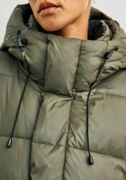 DAMES WITH BLACK JACK