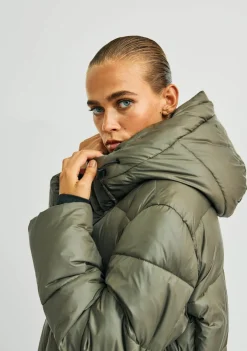 DAMES WITH BLACK JACK