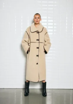 DAMES WITH BLACK JAS