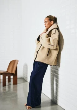 DAMES WITH BLACK JAS