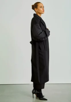 DAMES WITH BLACK MANTEL