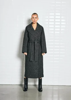 DAMES WITH BLACK MANTEL