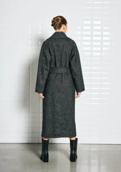 DAMES WITH BLACK MANTEL