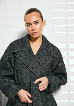 DAMES WITH BLACK MANTEL