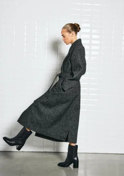 DAMES WITH BLACK MANTEL