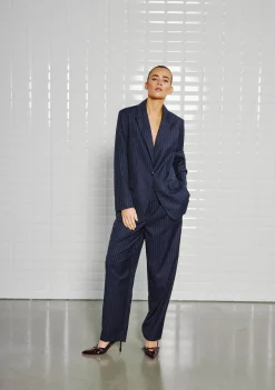 DAMES WITH BLACK PANTALON