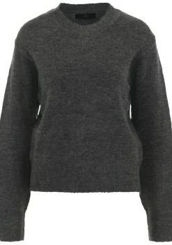 DAMES WITH BLACK TRUI