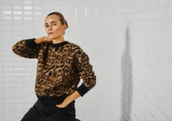 DAMES WITH BLACK TRUI