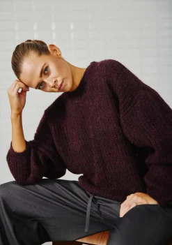 DAMES WITH BLACK TRUI