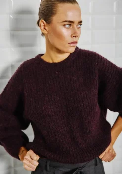 DAMES WITH BLACK TRUI