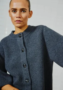 DAMES WITH BLACK VEST